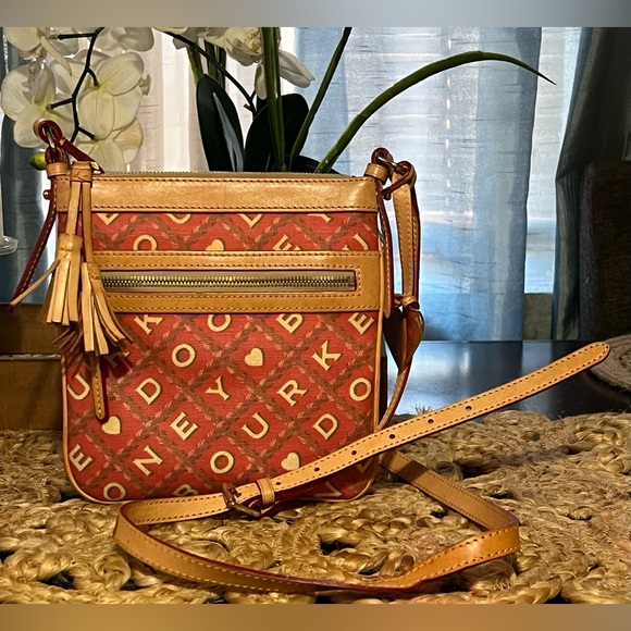 ❤️Vintage Dooney & Bourke “Heart Design” Crossbody Bag - Picture 2 of 10